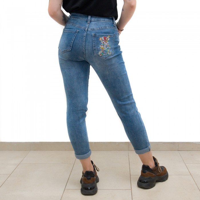 Mom fit дамски дънки с изчистен дизайн висока талия и нежна цветна бродерия във формата на мече-1515