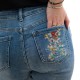 Mom fit дамски дънки с изчистен дизайн висока талия и нежна цветна бродерия във формата на мече-1515