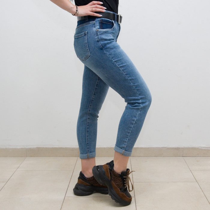 Дамски дънки с mom fit свободна кройка с висока талия в син цвят и ефектна декорация от тъмен деним-1517