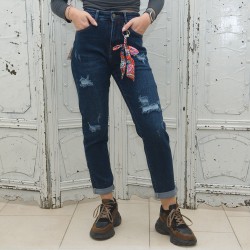 Дамски дънки тип mom fit в син цвят с накъсани ефекти и аксесоар-2141