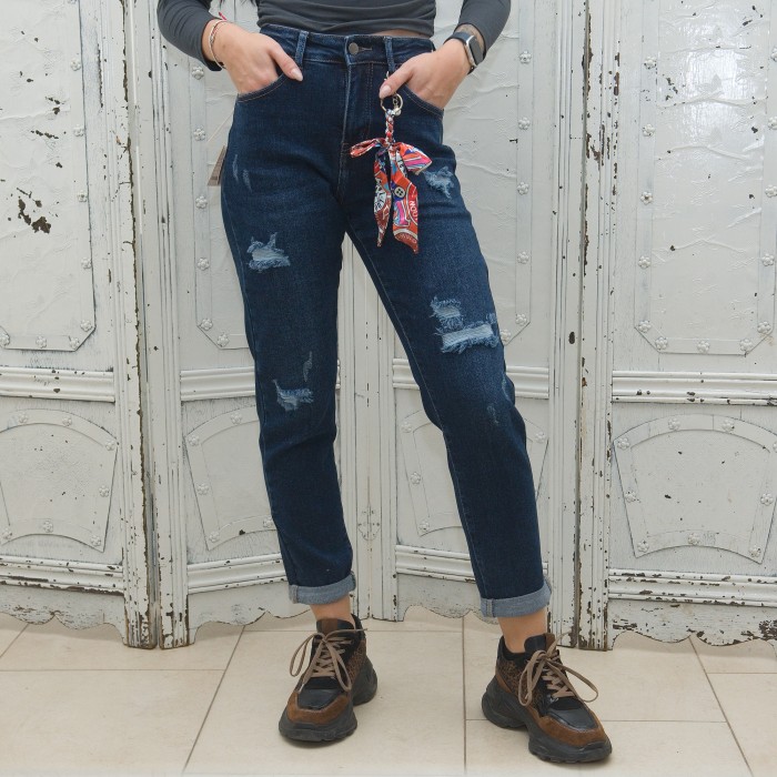 Дамски дънки тип mom fit в син цвят с накъсани ефекти и аксесоар-2141