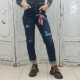 Дамски дънки тип mom fit в син цвят с накъсани ефекти и аксесоар-2141