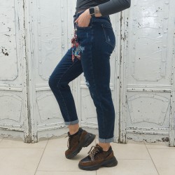 Дамски дънки тип mom fit в син цвят с накъсани ефекти и аксесоар-2141
