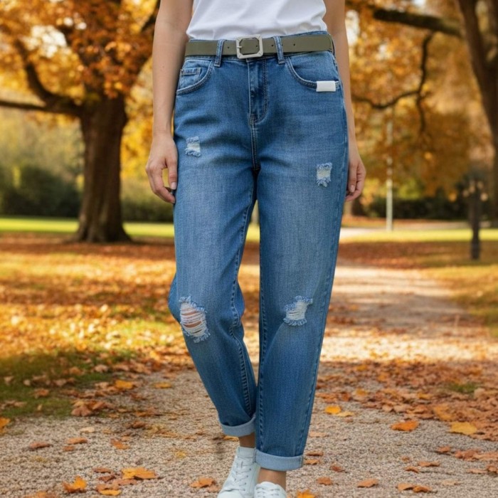 Дамски дънки mom fit в син цвят със средно висока талия накъсани елементи и декорация колан-1367