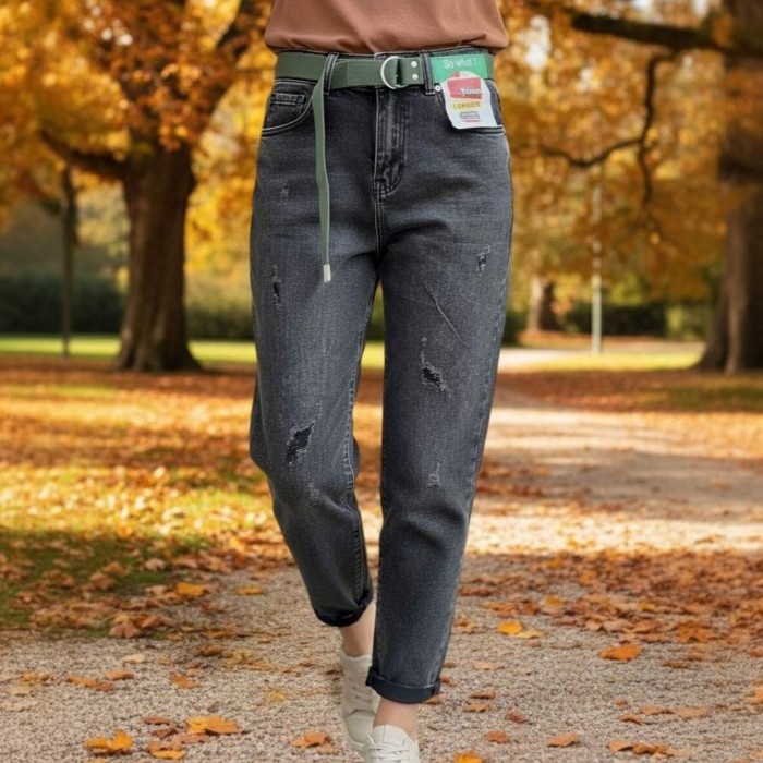 Удобни дамски mom fit дънки в тъмно сив цвят с висока талия и свободна кройка и декорация зелен колан от плат-1371