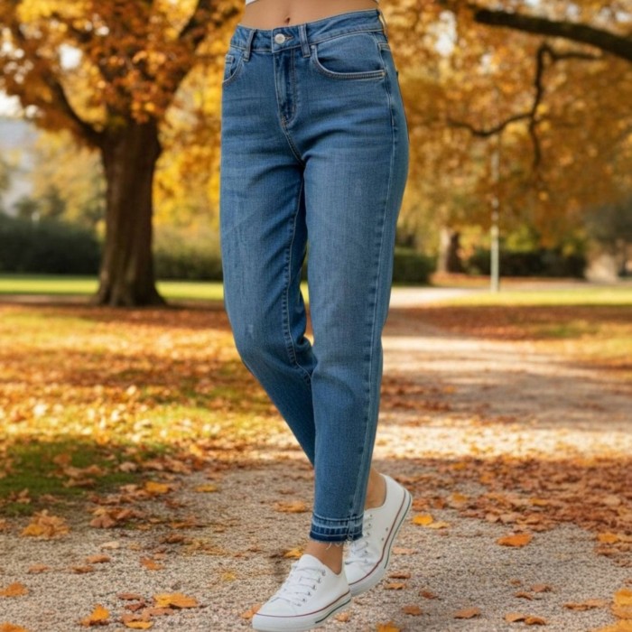 Модерни изчистени дамски дънки тип mom fit в син цвят с висока талия с леко протрити ефекти-1446