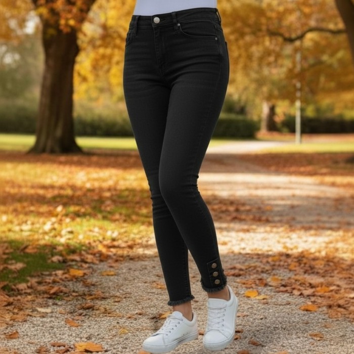 Черни дамски  Skinny дънки с висока талия изчистен дизайн и модерен детайл в края на крачола-1370
