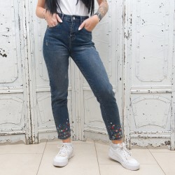 Ефектни дамски дънки mom fit в син цвят с кафяв отенък и нежна бродерия-2728