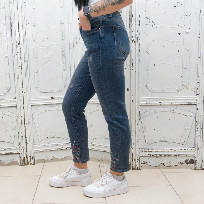 Ефектни дамски дънки mom fit в син цвят с кафяв отенък и нежна бродерия-2728