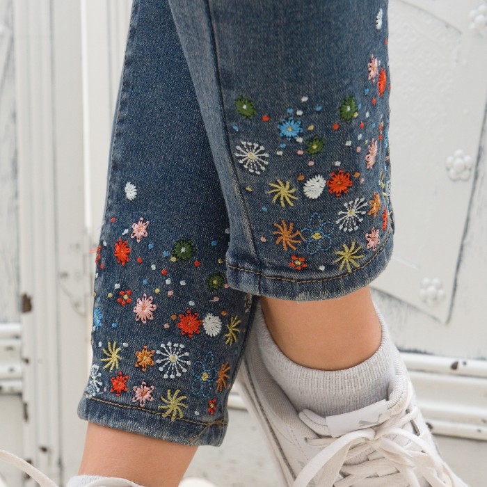 Ефектни дамски дънки mom fit в син цвят с кафяв отенък и нежна бродерия-2728